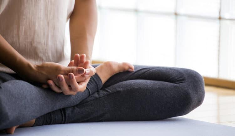 4 cách đặt tay ngồi thiền đơn giản giúp bạn tìm thấy sự an yên, tự tại